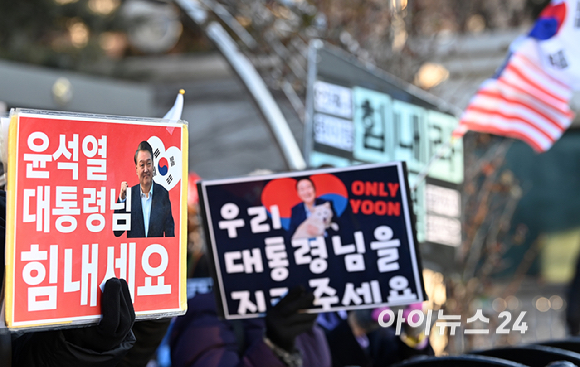12.3 비상계염 관련 내란 우두머리 혐의를 받는 윤석열 전 대통령의 결심공판이 진행 중인 가운데 13일 서울 서초구 서울 중앙지방법원 앞에서 윤 전 대통령의 지지자들이 피켓을 들고 있다. [사진=곽영래 기자]