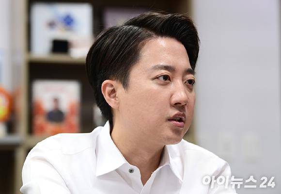 이준석 개혁신당 대선 후보가 지난달 31일 서울 여의도 국회 의원회관에서 아이뉴스24와 인터뷰를 하고 있다. [사진=정소희 기자]