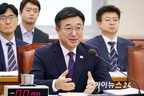 윤호중 행정안전부 장관 후보자가 18일 서울 여의도 국회에서 열린 국회 행정안전위원회 윤호중 행정안전부 장관 후보자 인사청문회에서 질의에 답변하고 있다. [사진=곽영래 기자]