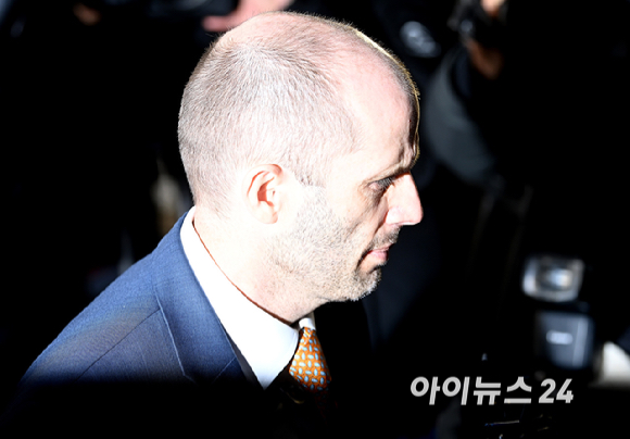 해롤드 로저스 쿠팡 한국법인 임시 대표가 6일 오후 마포구 서울경찰청 광역수사단 반부패수사대에서 국회에서의 증언&middot;감정 등에 관한 법률 위반 혐의 등 관련 2차 조사를 받기 위해 출석하고 있다. [사진=곽영래 기자]