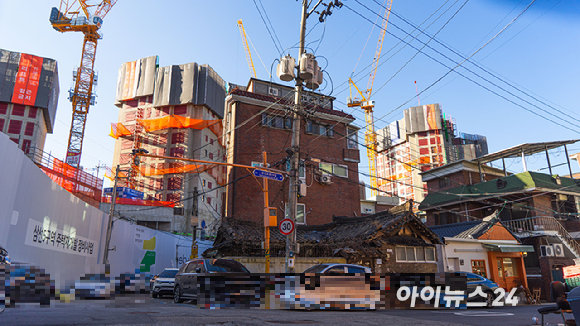 서울 성북구 삼선5구역 재개발 현장 전경. 재개발 공사가 진행 중인 현장 뒤로 기존 저층 주거지와 신축 공사 현장이 맞물려 있다. [사진=김민지 기자]