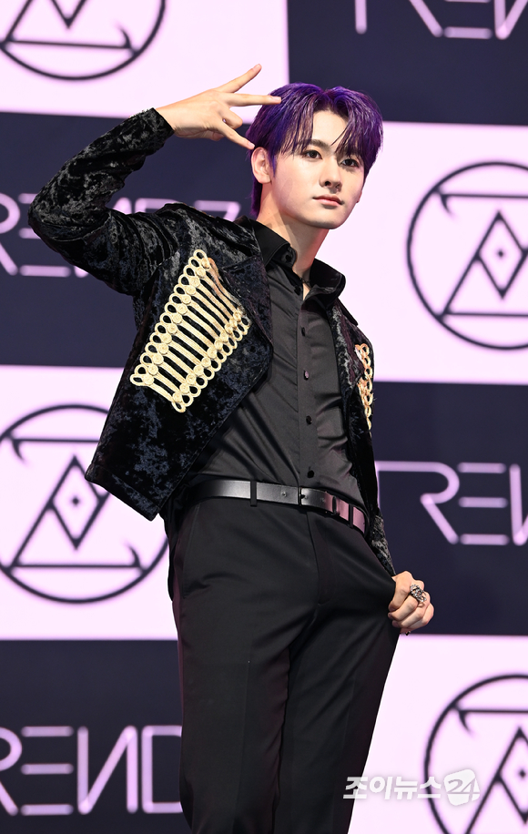 그룹 트렌드지(TRENDZ) 은일이 8일 오후 서울 한남동 블루스퀘어에서 열린 트렌드지 미니 2짐 'BLUE SET Chapter 2. CHOICE' 발매 기념 미디어 쇼케이스에 참석해 포토타임을 갖고 있다. [사진=정소희 기자]