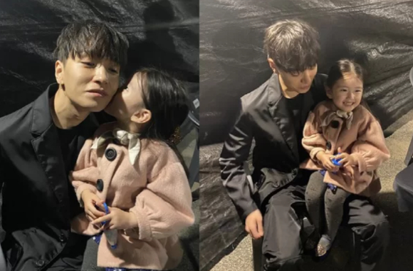 쌈디가 조카 채채를 안고 있다. [사진=채채 어머니 인스타그램]