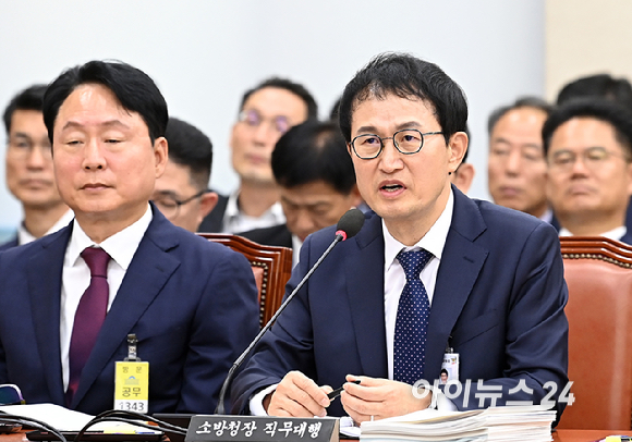 김승룡 소방청장 직무대행이 15일 서울 여의도 국회에서 열린 행정안전위원회의 중앙선거관리위원회, 인사혁신처, 소방청 등에 대한 국정감사에서 의원 질의에 답하고 있다. [사진=곽영래 기자]