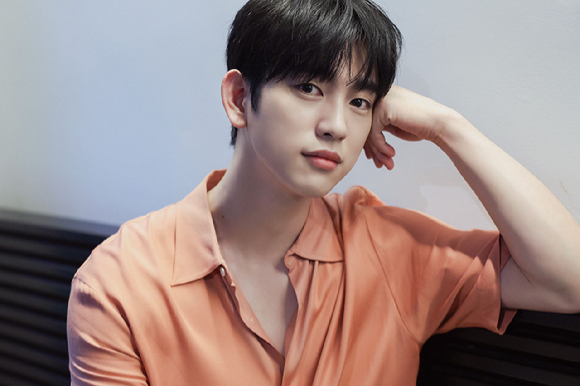 갓세븐 멤버이자 배우 박진영이 tvN 토일드라마 '미지의 서울' 인터뷰에 앞서 포즈를 취하고 있다. [사진=BH엔터테인먼트]