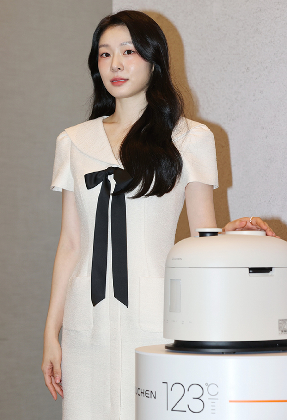 쿠첸 모델 김연아 선수가 21일 서울 강남구 그랜드컨티넨탈호텔에서 열린 쿠첸의 '123 밥솥' 신제품 설명회에 참석한 모습. [사진=연합뉴스]
