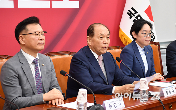 황우여 국민의힘 선관위원장이 25일 오전 서울 여의도 국회에서 열린 선거관리위원회의에서 발언하고 있다. [사진=곽영래 기자]