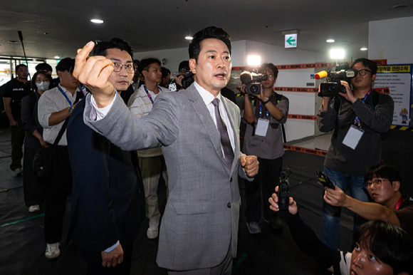 국민의힘 장동혁 대표와 김민수 최고위원이 28일 6&middot;3 지방선거 투표용지 부족 사태 등을 수사하는 이태한 선거관리위원회 특별검사팀의 서울 잠실 올림픽 공원 투표지 공개검증 현장을 찾아 대화하고 있다. 2026.10.28 [사진=연합뉴스]