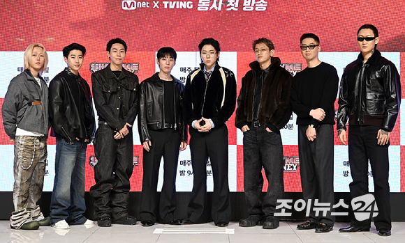 릴 모쉬핏, 박재범, 로꼬, 그레이, 지코, 크러쉬, 허키 사바세키, 제이통이 15일 서울 강남구 엘리에나 호텔에서 열린 Mnet '쇼미더머니12' 제작발표회에서 포즈를 취하고 있다. [사진=곽영래 기자]