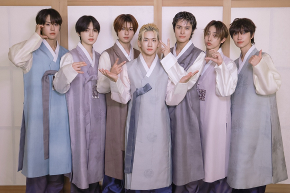뉴비트 &quot;데뷔 후 첫 추석, 팬들과 함께해 행복&quot; 7人 한복 인사