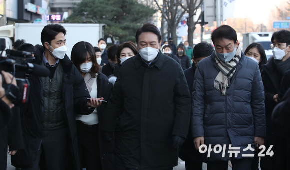 윤석열 국민의힘 대선 후보가 7일 오전 서울지하철 9호선 국회의사당역에서 당사까지 도보로 이동하고 있다. [사진=김성진 기자]