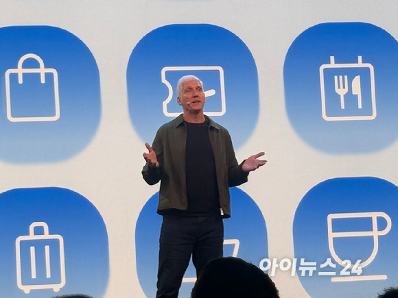 최원준 삼성전자 MX사업부 COO 사장이 22일(현지시간) 영국 런던에서 열린 '갤럭시 언팩 2026' 무대에서 갤럭시의 에코시스템을 소개하고 있다. [사진=권서아 기자]