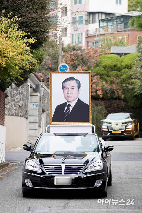30일 서울 서대문구에 위치한 故 노태우 전 대통령 사저에 노 전 대통령의 영정이 노제를 위해 들어서고 있다. [사진=사진공동취재단]