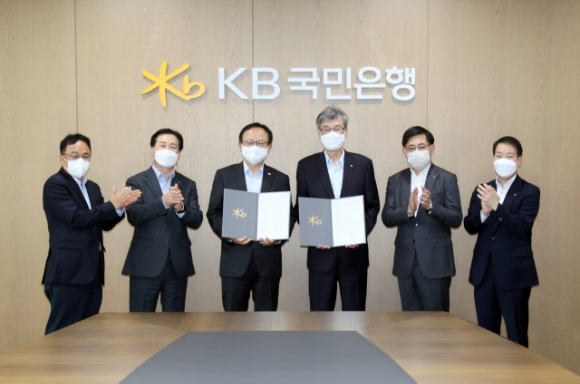 포스코에너지와 KB국민은행이 여의도 KB국민은행 신관에서 ‘ESG 가치 이행 및 RE100 성공적 실행을 위한 MOU’를 체결했다. [사진=포스코에너지]