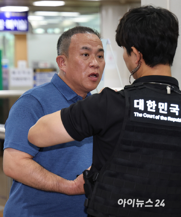 정치 브로커 명태균으로부터 여론조사를 무상으로 받은 혐의로 기소된 윤석열 전 대통령의 1심 결과가 나오는 13일 명씨가 서울 서초구 서울중앙지법에서 열린 선고 공판에 출석하고 있다. [사진=사진공동취재단]