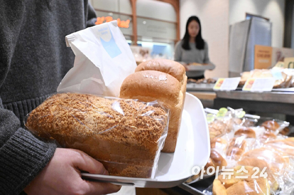 CJ푸드빌이 운영하는 뚜레쥬르가 빵&middot;케이크 등 17종 제품의 공급가를 평균 8.2% 인하한 12일 서울 시내 한 매장에서 고객이 제품을 구매하고 있다. [사진=정소희 기자]