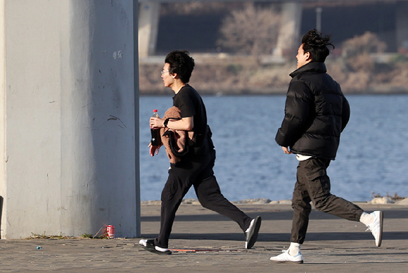 포근한 겨울 날씨가 나타나자 서울 서초구 반포 한강공원에서 한 시민이 반팔 차림으로 산책하고 있다. [사진=뉴시스]