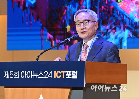 종합경제미디어 아이뉴스24가 주최하는 국내 게임과 콘텐츠 전반의 대세로 자리매김한 키워드인 '서브컬쳐'를 조망하는 ICT포럼 '비주류의 주류화: 서브컬쳐의 성공 노하우는' 이 21일 오후 서울 페럼타워에서 열렸다. 최원석 문화체육관광부 게임콘텐츠산업과 과장이 최성희 문화체육관광부 문화미디어산업실 콘텐츠미디어산업관의 축사를 대독하고 있다. [사진=곽영래 기자]