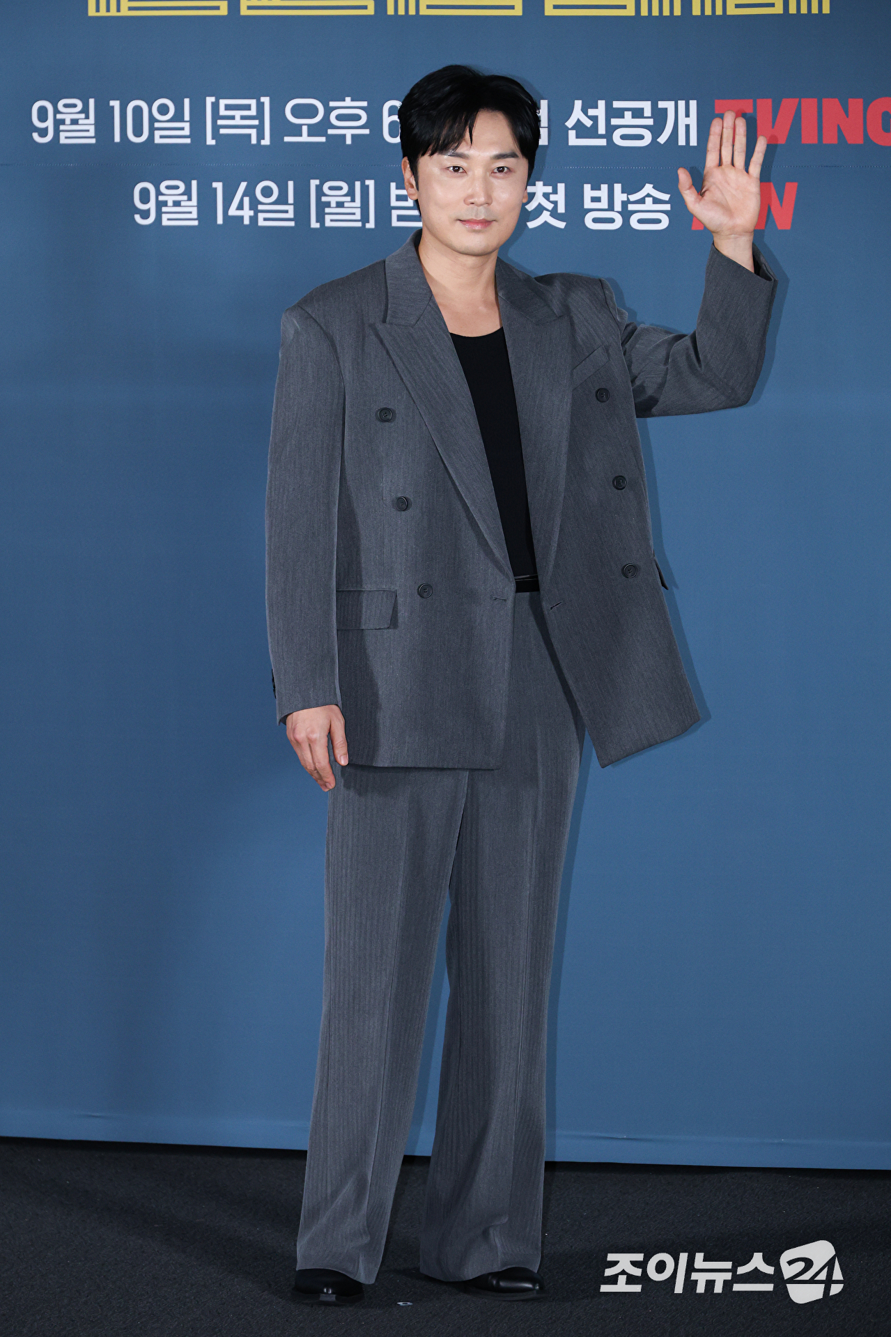 배우 서현우가 8일 오전 서울 용산구 CGV 용산아이파크몰점에서 진행된 티빙 오리지널 '로또 1등도 출근합니다' 제작발표회에 참석해 포즈를 취하고 있다. [사진=문수지 기자]