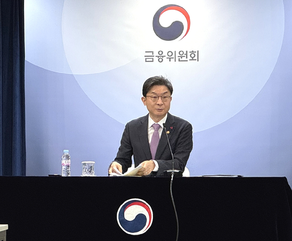 이억원 금융위원장이 28일 서울정부청사에서 열린 기자간담회에서 발언하고 있다. [사진=임우섭 기자]