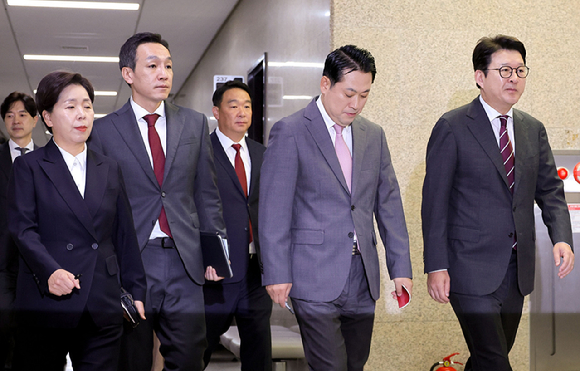 국민의힘 장동혁 대표와 최고위원들이 17일 서울 국회에서 열린 권성동 의원 구속 관련 차담회에 참석하고 있다. [사진=연합뉴스]
