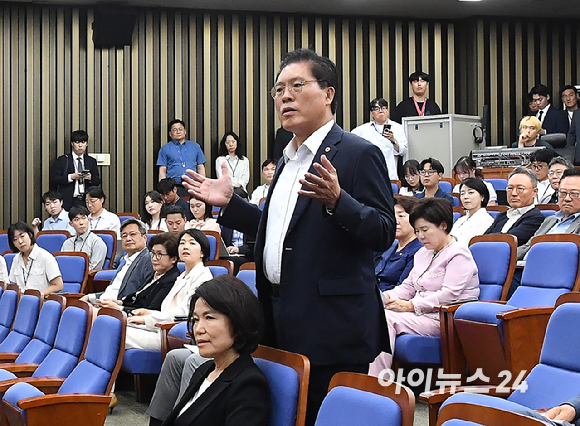 송석준 국민의힘 의원이 17일 서울 여의도 국회에서 열린 의원총회에서 공개 발언 요청을 하고 있다. [사진=곽영래 기자]