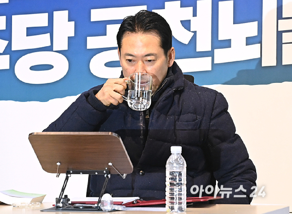 닷새째 단식농성 중인 장동혁 국민의힘 대표가 19일 서울 여의도 국회 로텐더홀에서 생각에 잠겨 있다. [사진=곽영래 기자]