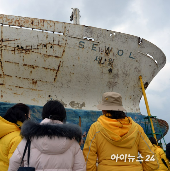  전남 목포시 목포신항만 내 세월호 거치 장소에 추모객의 발길이 이어지고 있다. [사진=아이뉴스24 포토DB]