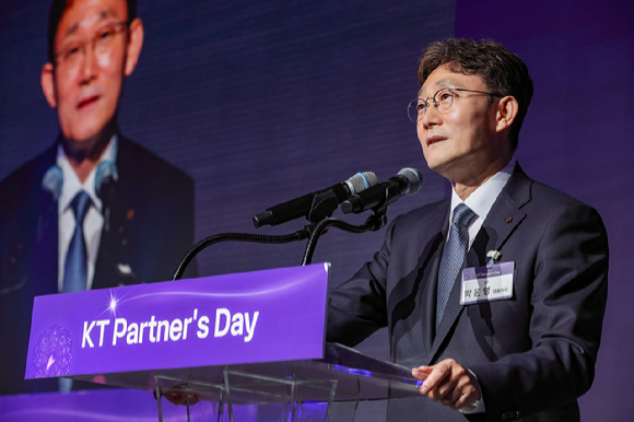 KT 박윤영 대표가 KT 파트너스데이에서 상상협력의 중요성에 대해 강조하고 있다. [사진=KT]