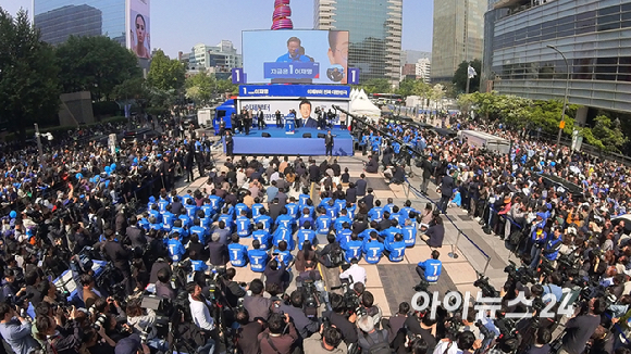 이재명 더불어민주당 대선 후보가 12일 오전 서울 광화문 청계광장에서 열린 공식 선거운동 출정식에 참석하고 있다. [사진=곽영래 기자]