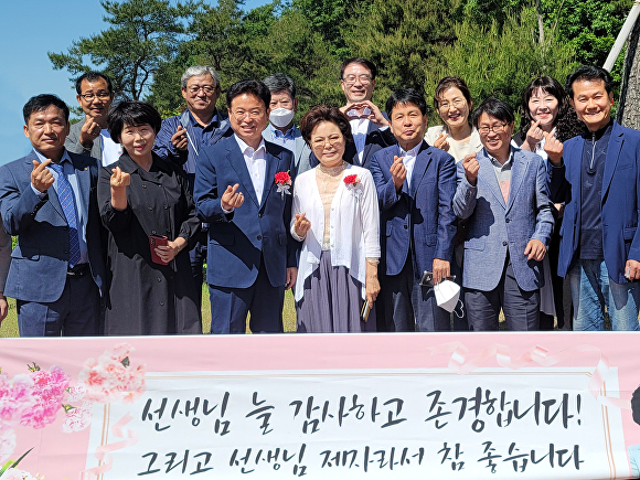 15일 경북 의성 신평중학교 6기 제자들이  스승의 날을 맞아 이철우 경북도지사 후보(앞줄 왼쪽 세번째)를 찾아 카네이션과 꽃다발을 전달하고 기념사진을 찍고 있다. [사진=이철우 경북도지사 후보 사무실]