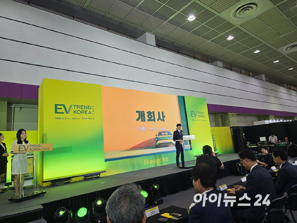 지난 3일 서울 코엑스에서 열린 'EV 트렌드 코리아 2025'를 찾은 관람객들이 전시장을 둘러보고 있다. [사진=한국배터리산업협회]