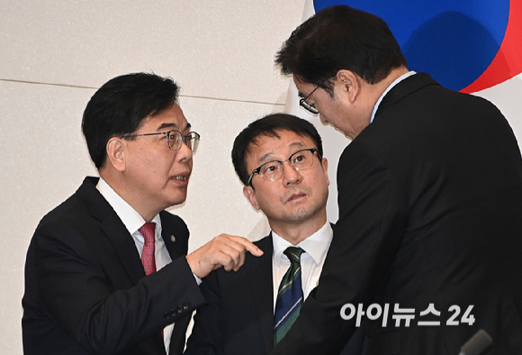 우원식 국회의장과 한병도 더불어민주당 원내대표, 송언석 국민의힘 원내대표가 12일 서울 여의도 국회에서 열린 본회의에서 대화를 나누고 있다. [사진=곽영래 기자]