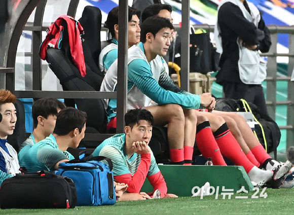 10일 오후 경기도 서울월드컵경기장에서 열린 22026 FIFA 북중미 월드컵 아시아 3차 예선 조별리그 B조 10차전 최종전 대한민국과 쿠웨이트의의 경기에서 손흥민이 벤치에서 경기를 지켜보고 있다. [사진=곽영래 기자]