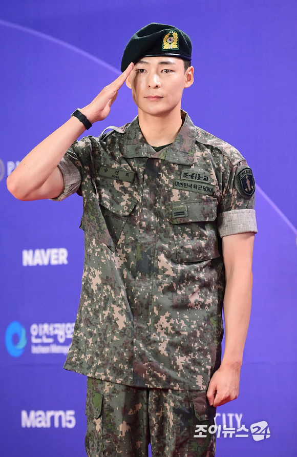 '허수아비' 배우 송건희가&nbsp;31일 오후&nbsp;인천시 영종구 운서동 파라다이스시티에서 열린&nbsp;제5회 청룡시리즈어워즈&nbsp;레드카펫 행사에 참석하고 있다. [사진=정소희 기자]