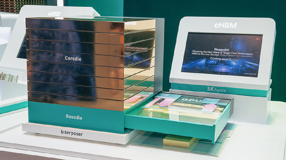 엔비디아의 &lsquo;DGX Spark&rsquo;와 SK하이닉스의 &lsquo;LPDDR5X'. 젠슨황이 서명한 제품. [사진=SK하이닉스]