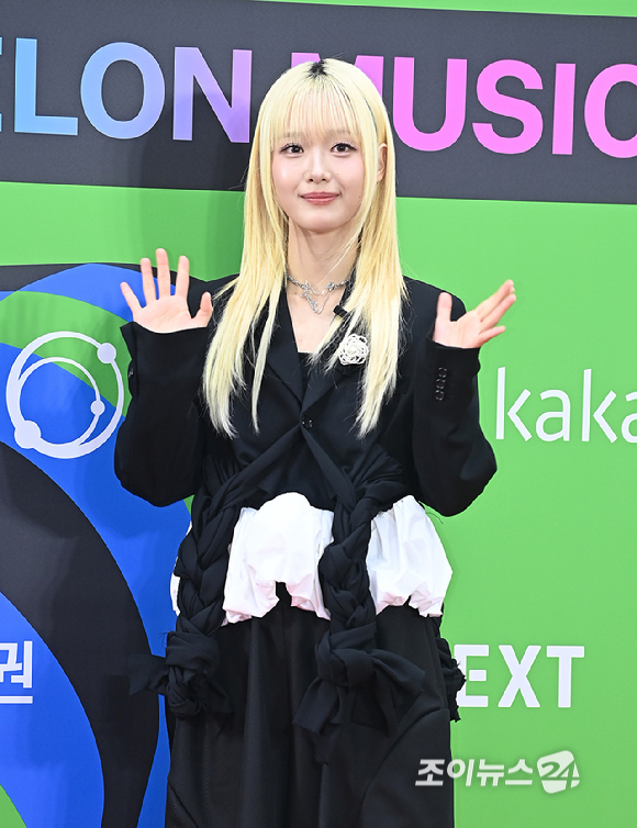 가수 한로로가 20일 서울 구로구 고척돔에서 열린 '2025 멜론뮤직어워드(MMA2025)' 레드카펫에서 포즈를 취하고 있다. [사진=곽영래 기자]