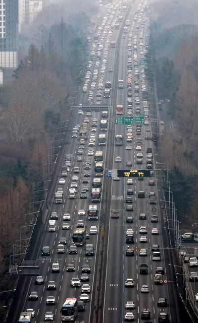 설 연휴를 하루 앞둔 13일 광주 광산구 광주송정역에서 귀성객들이 열차에서 내리고 있다. 2026.2.13 [사진=연합뉴스]