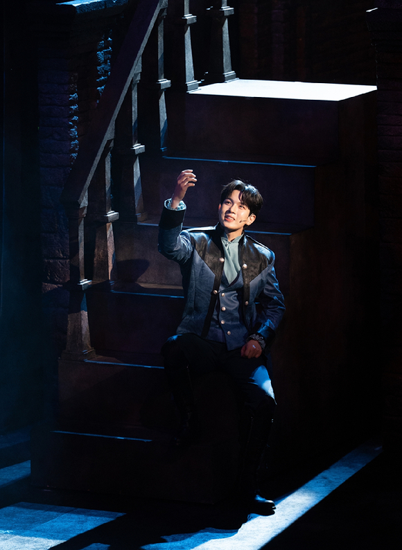 엔플라잉 유회승이 뮤지컬 '로미오와 줄리엣' 포스터 촬영 현장에서 포즈를 취하고 있다. [사진=FNC엔터테인먼트]