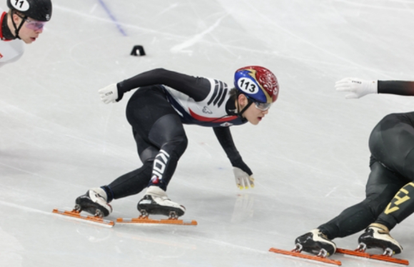 12일(현지시간) 이탈리아 밀라노 아이스스케이팅 아레나에서 열린 2026 밀라노ㆍ코르티나담페초 동계올림픽 쇼트트랙 남자 1,000m 결승에서 동메달을 획득한 한국 임종언이 시상대에서 기념사진을 촬영하고 있다. [사진=연합뉴스]