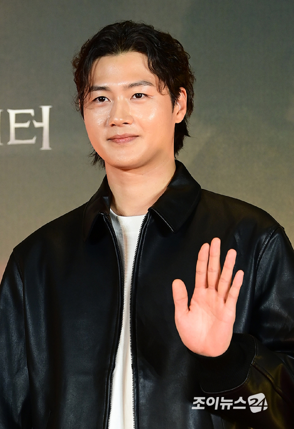 펜싱 선수 오상욱이 5일 오후 서울 용산구 CGV 용산아이파크몰에서 열린 영화 '글래디에이터 Ⅱ' VIP 시사회에 참석하고 있다. 