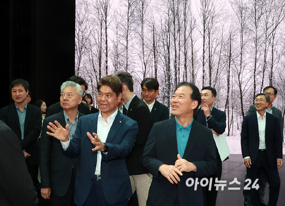 정태호 국정기획위원회 경제1분과장과 허민회 CJ 경영지원대표를 비롯한 위원들이 30일 경기 파주시 탄현면 CJ ENM 스튜디오를 찾아 VP Stage 시연을 하고 있다. [사진=사진공동취재단]