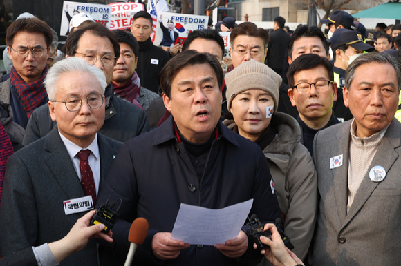 윤석열 대통령이 지난달 25일 서울 종로구 헌법재판소에서 열린 윤 대통령 탄핵심판 11차 변론에서 최종 진술을 하고 있다. [사진=헌법재판소]
