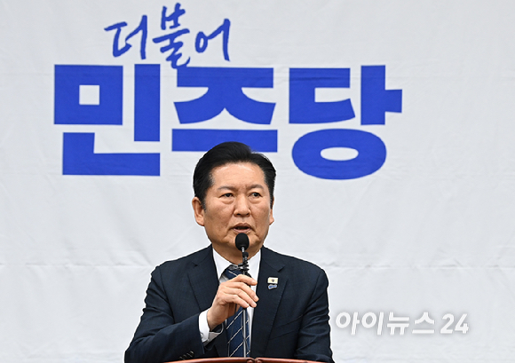 정청래 더불어민주당 대표가 19일 서울 여의도 국회에서 열린 의원총회에서 발언하고 있다. [사진=곽영래 기자]