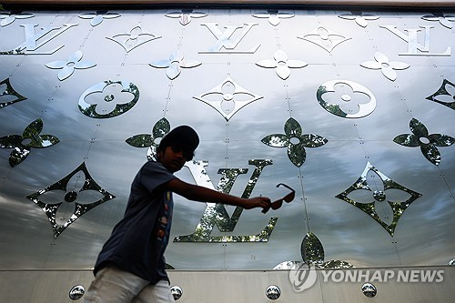 프랑스 파리의 명품 브랜드 매장. [사진=EPA 연합뉴스 자료사진]
