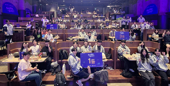 15일 열린 실전형 장애 대응 체험 행사 &lsquo;Datadog Game Day&rsquo; 참가자들이 행사 종료 후 기념 촬영을 하고 있다. [사진=메가존클라우드]