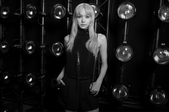 방탄소년단 뷔-블랙핑크 리사-박보검이 파리에서 열린 셀린느 여름남성 패션쇼에 참석해 사진촬영을 하고 있다. [사진=셀린느]