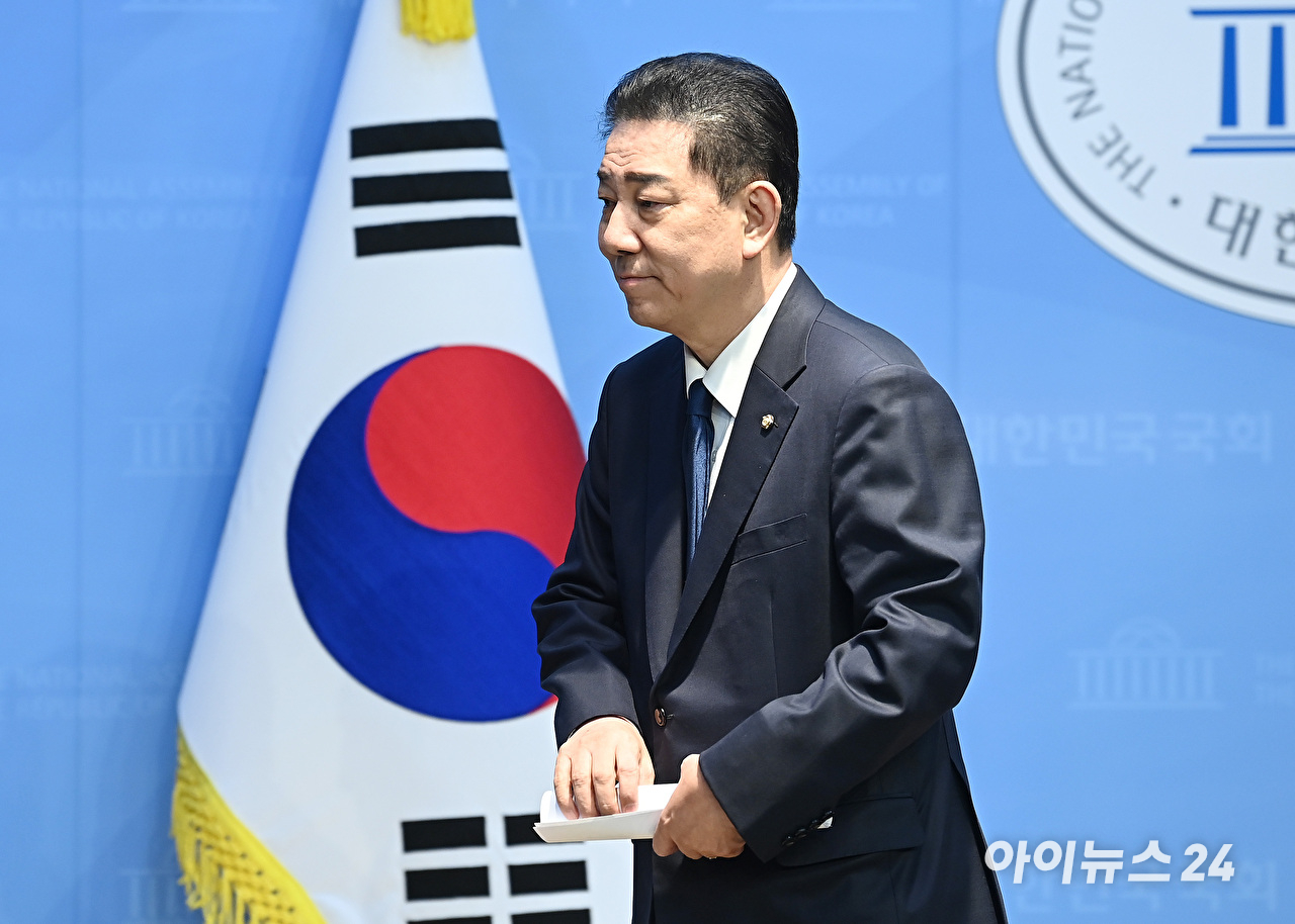 김병기 더불어민주당 의원이 19일 서울 여의도 국회 소통관에서 현안 관련 기자회견을 마친 뒤 떠나고 있다. [사진=곽영래 기자]