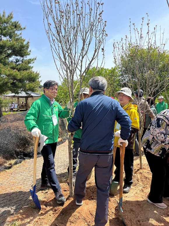 산림청은 23일 경기 파주 남북산림협력센터에서 문학인과 함께하는 탄소중립 나무심기 행사를 개최했다 [사진=산림청 ]