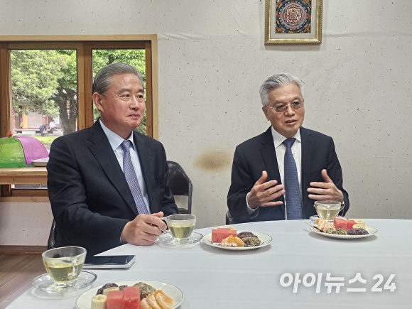 닝푸쿠이 전 주한중국대사(오른쪽)와 왕루신 주제주중국총영사가 차담을 하고 있다. [사진=박태진 기자]